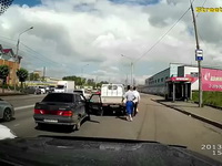 俄罗斯司机调解公路纠纷